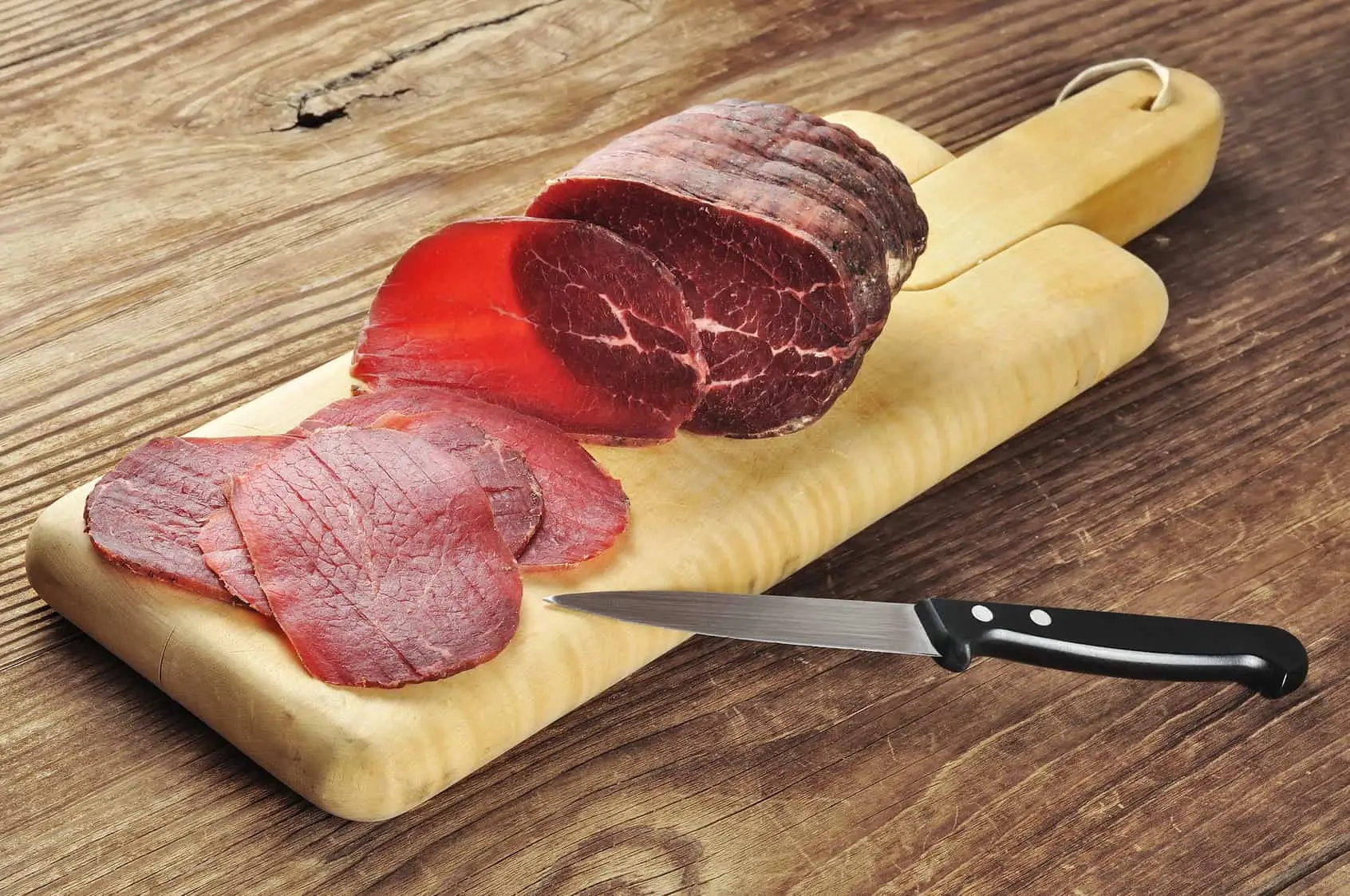 Il trucco del sale per togliere i residui dai taglieri di legno Il trucco del sale per togliere i residui dai taglieri di legno