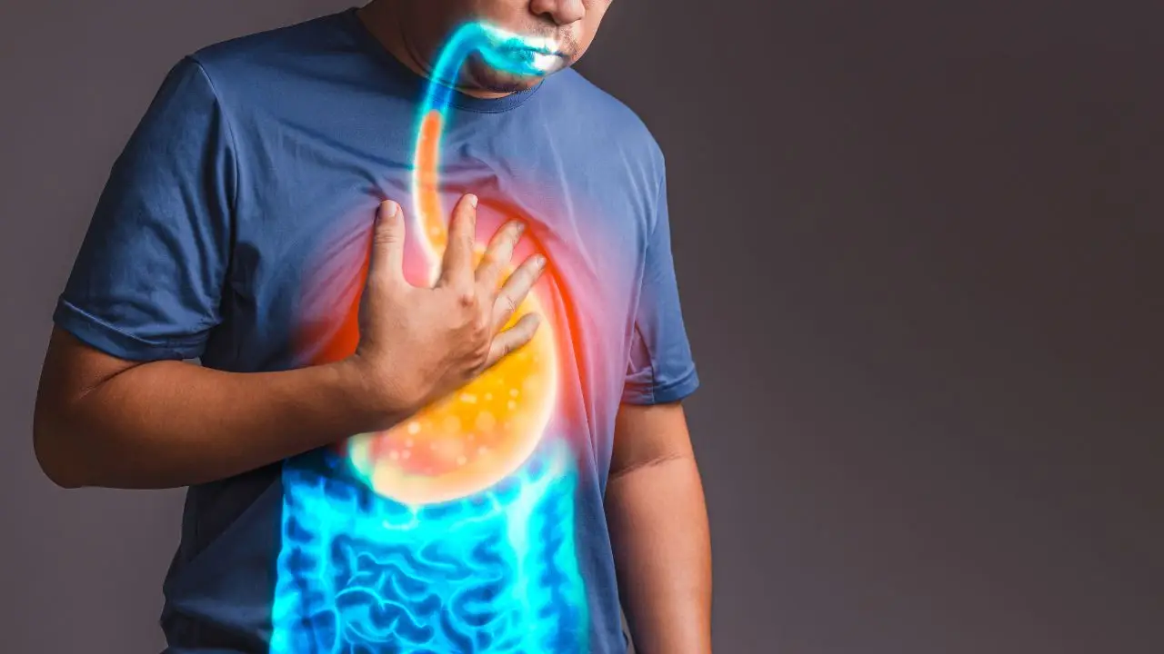 Reflusso dopo cena? Ecco cosa non mangiare nelle 3 ore prima di dormire Reflusso dopo cena? Ecco cosa non mangiare nelle 3 ore prima di dormire