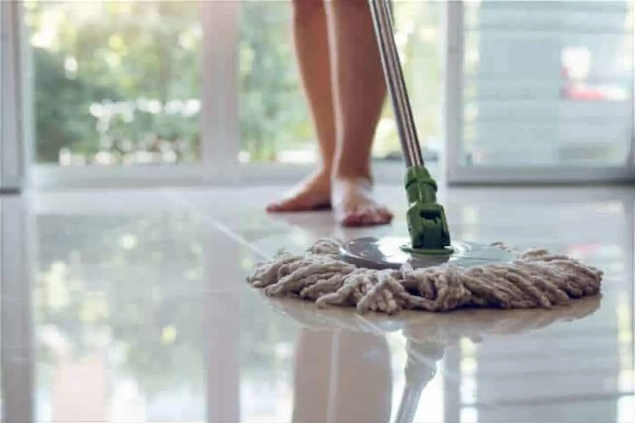 Profumo di pulito: miscela casalinga per pulire pavimenti senza chimici Profumo di pulito: miscela casalinga per pulire pavimenti senza chimici