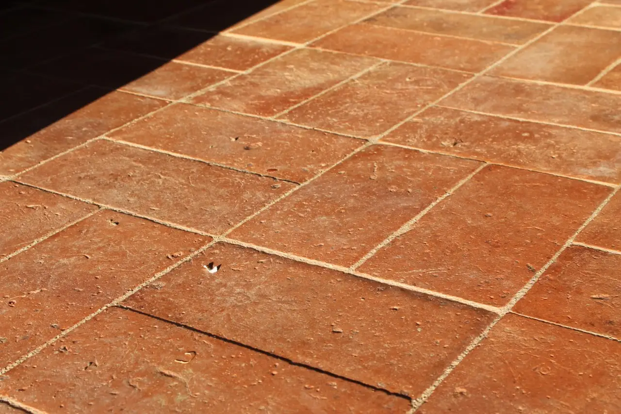 Pavimenti opachi dopo le piogge? Ecco l’ingrediente di uso comune che aiuta Pavimenti opachi dopo le piogge? Ecco l’ingrediente di uso comune che aiuta
