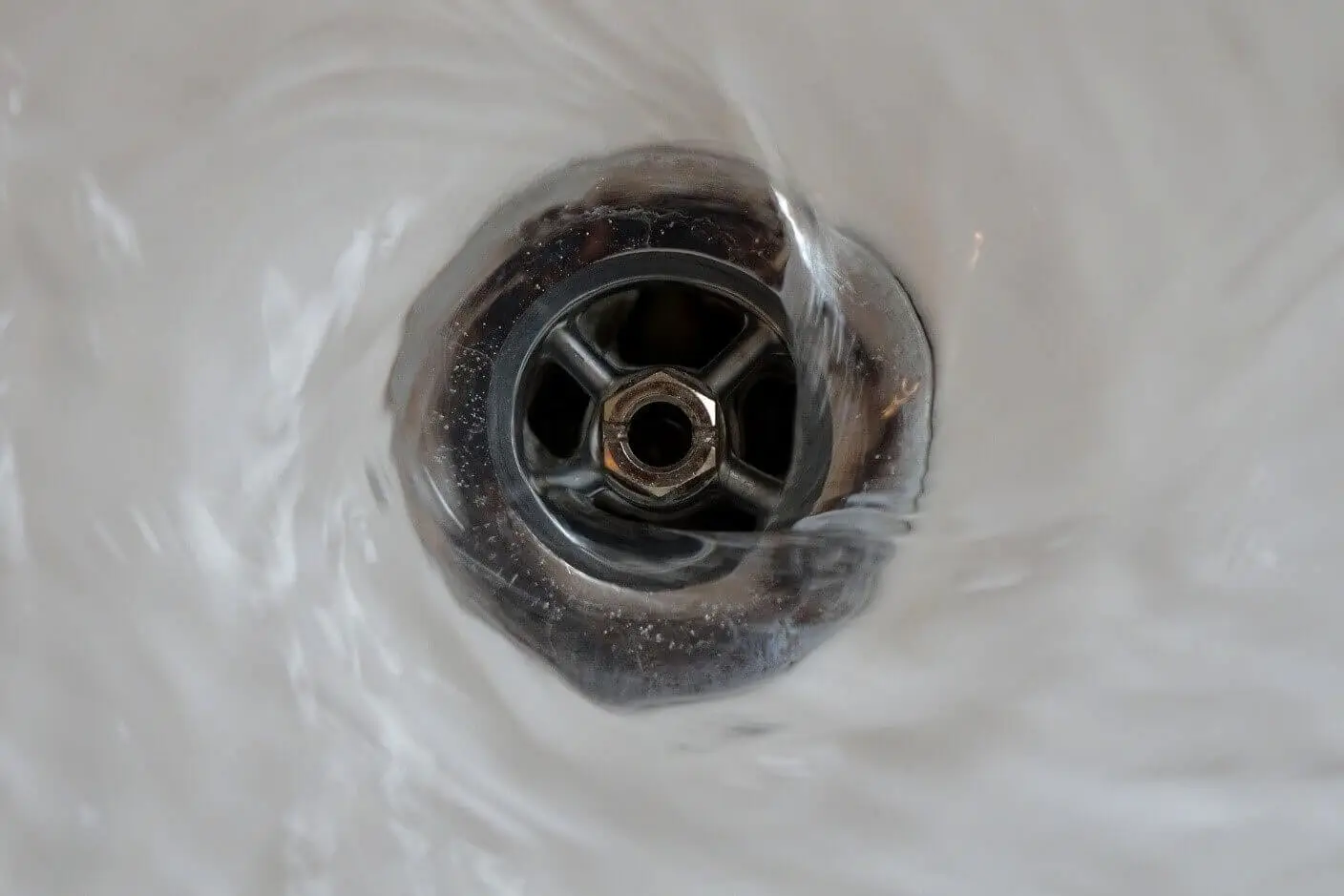 Scarico del lavandino lento? Un elemento reperibile in dispensa fa la differenza Scarico del lavandino lento? Un elemento reperibile in dispensa fa la differenza