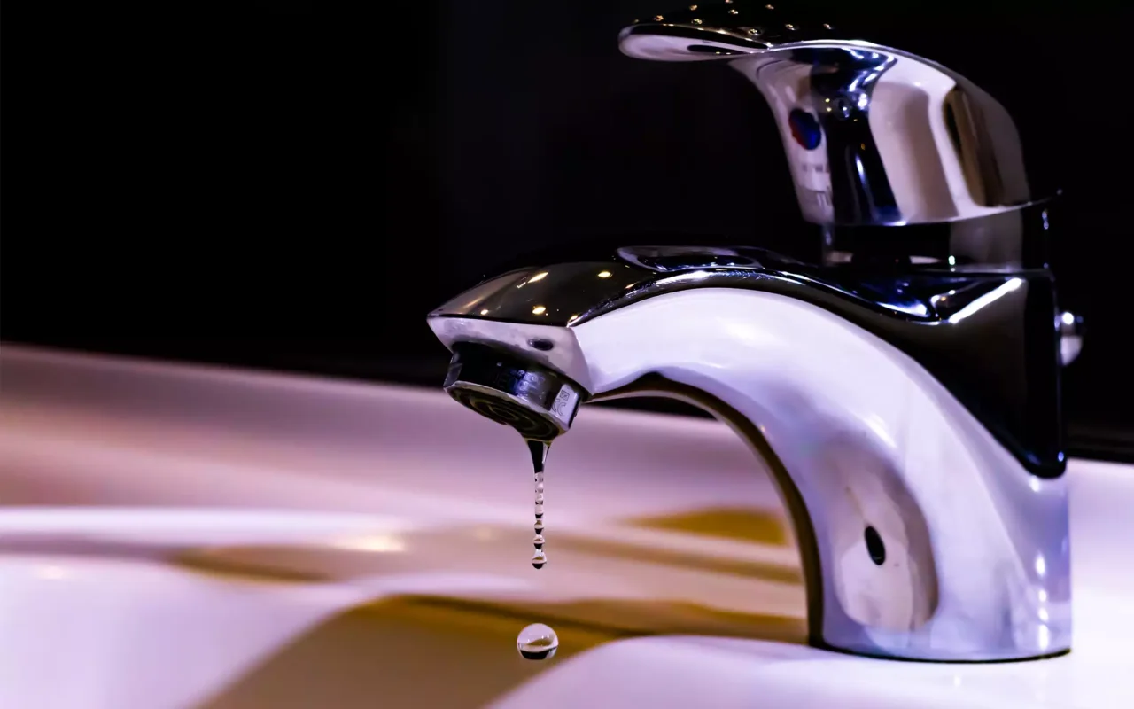 Aloni sui rubinetti del bagno? Un prodotto da dispensa li elimina senza fatica Aloni sui rubinetti del bagno? Un prodotto da dispensa li elimina senza fatica