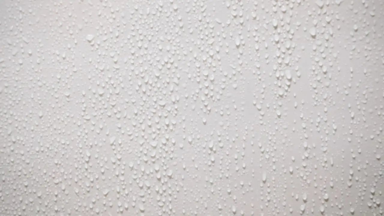 Muri bianchi perfetti: come coprire i puntini con un bastoncino improvvisato Muri bianchi perfetti: come coprire i puntini con un bastoncino improvvisato