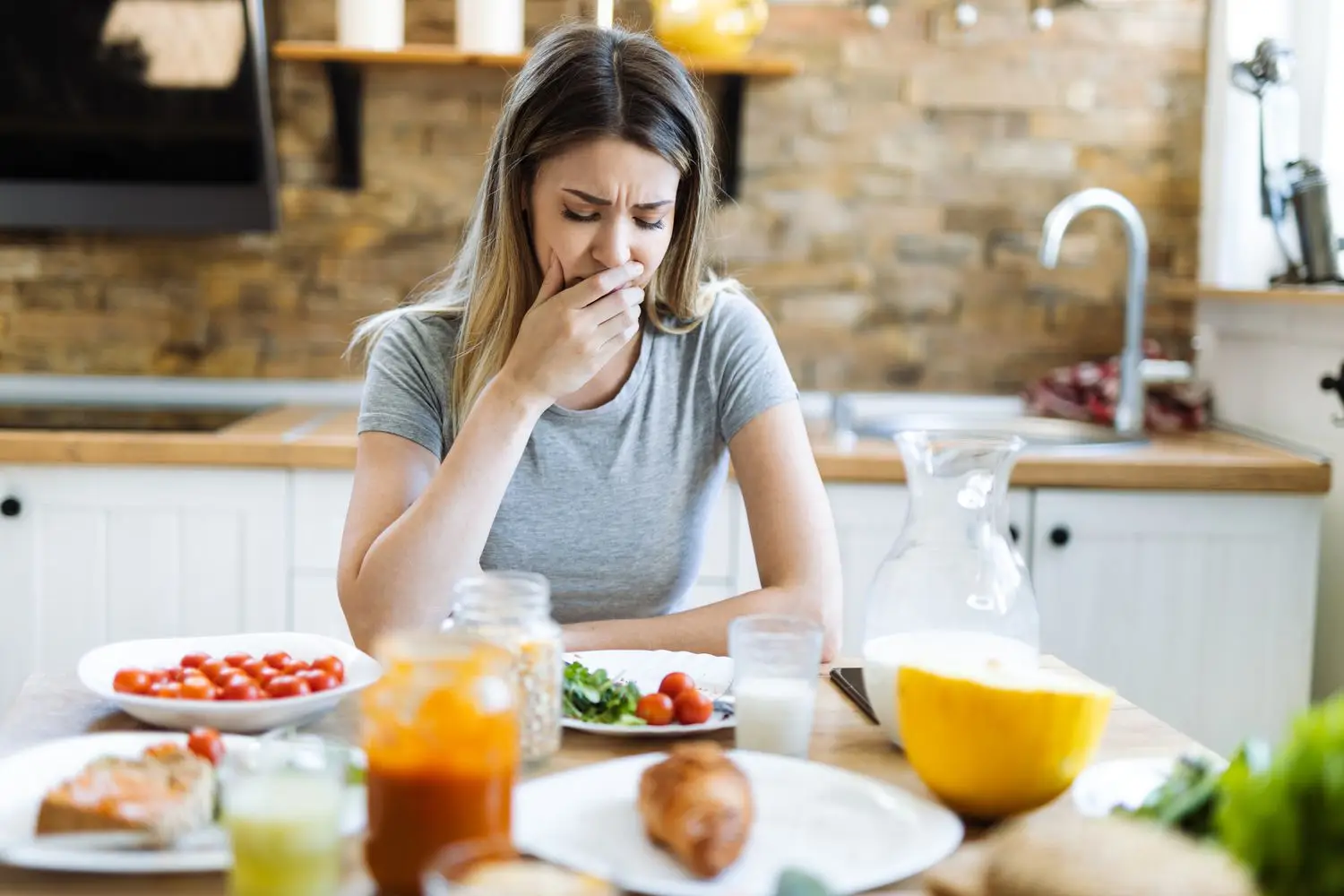 Reflusso dopo cena? Ecco cosa non mangiare nelle 3 ore prima di dormire Reflusso dopo cena? Ecco cosa non mangiare nelle 3 ore prima di dormire