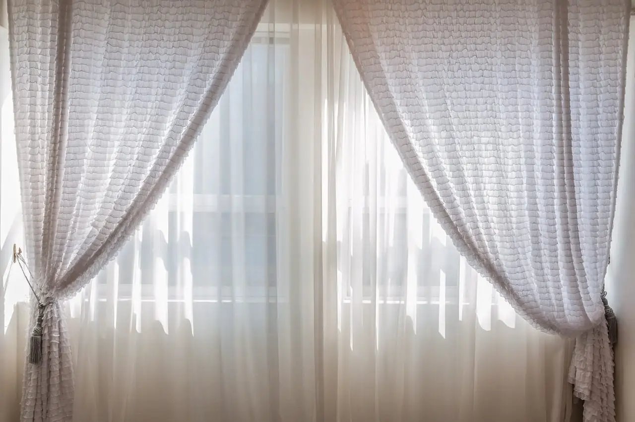 Tende ingiallite dal sole? Un metodo naturale restituisce freschezza al tessuto Tende ingiallite dal sole? Un metodo naturale restituisce freschezza al tessuto