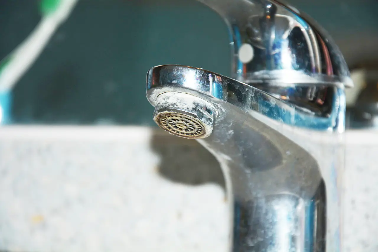 Ti imbarazza il calcare sui rubinetti? Prova questa soluzione rapida e a costo zero Ti imbarazza il calcare sui rubinetti? Prova questa soluzione rapida e a costo zero