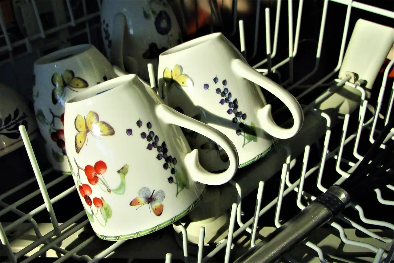 Macchie persistenti sulle tazze di ceramica? Un oggetto di cucina risolve in pochi minuti Macchie persistenti sulle tazze di ceramica? Un oggetto di cucina risolve in pochi minuti