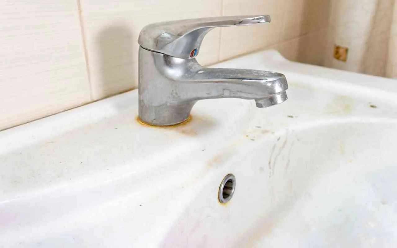 Aloni sui rubinetti del bagno? Un prodotto da dispensa li elimina senza fatica Aloni sui rubinetti del bagno? Un prodotto da dispensa li elimina senza fatica