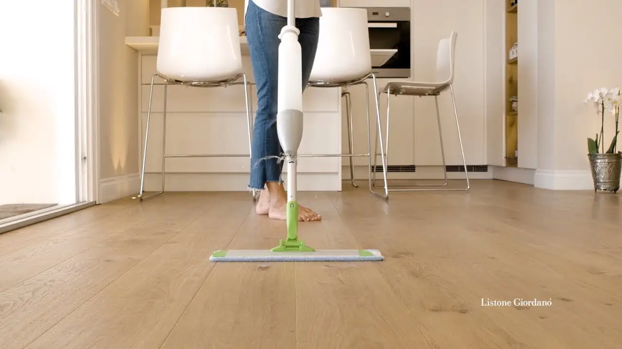 Pavimenti opachi dopo la pioggia: la soluzione casalinga per un effetto brillante Pavimenti opachi dopo la pioggia: la soluzione casalinga per un effetto brillante