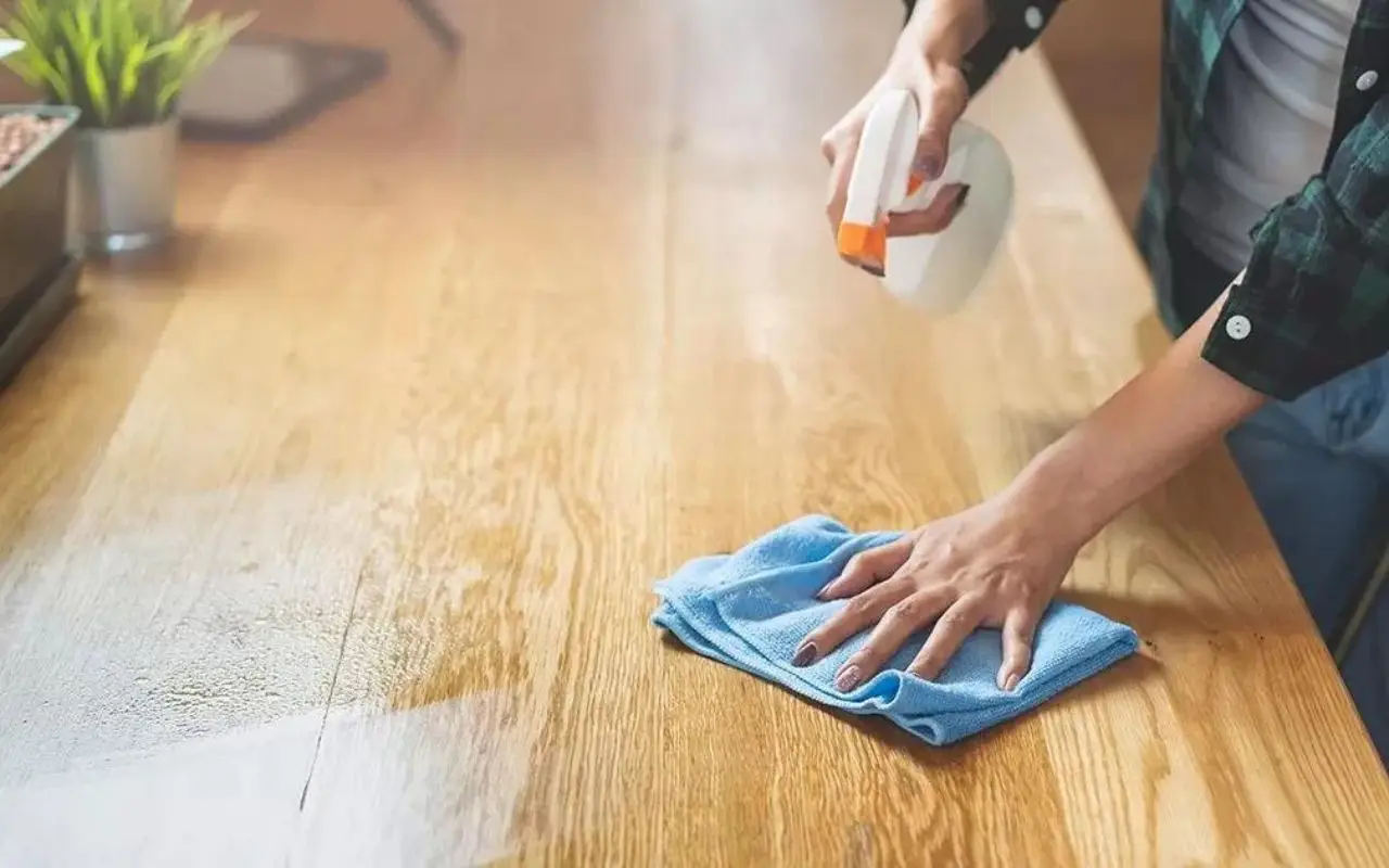 Pavimenti opachi dopo la pioggia: la soluzione casalinga per un effetto brillante Pavimenti opachi dopo la pioggia: la soluzione casalinga per un effetto brillante